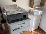 une imprimante posée sur un bureau dans une pièce