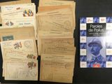de nombreuses cartes postales et enveloppes anciennes posées sur une table