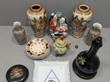 de nombreux vases posés sur une table
