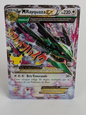 un gros plan sur une boîte de cartes Pokémon posée sur une surface blanche