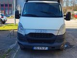 une camionnette blanche garée dans un parking