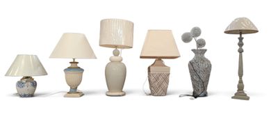 tout un tas de lampes différentes posées sur une surface blanche