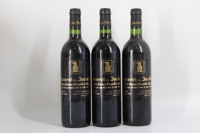 trois bouteilles de vin posées les unes à côté des autres sur une surface blanche