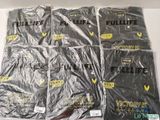 Quatre lots de t-shirts « Full Life » sont emballés dans du plastique