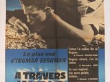 une affiche de film mettant en scène un homme et une femme allongés sur la plage