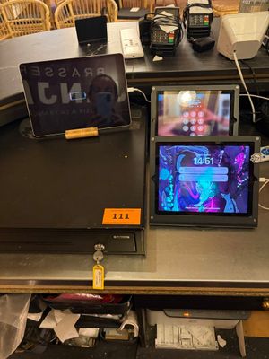 deux ordinateurs portables et un écran posés sur un bureau