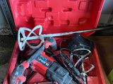 une boîte à outils rouge ouverte, contenant des outils, posée sur une table