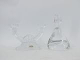 une paire de bougeoirs en verre transparent sur fond blanc