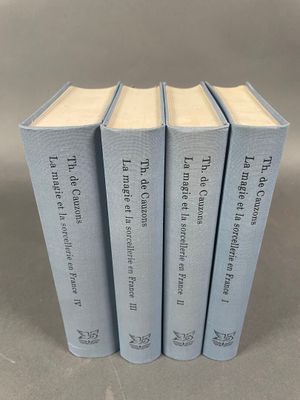 quatre livres bleus empilés les uns sur les autres sur une table