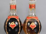 deux bouteilles d'alcool posées sur une table l'une à côté de l'autre