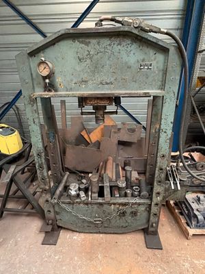 une machine posée sur le sol dans un garage