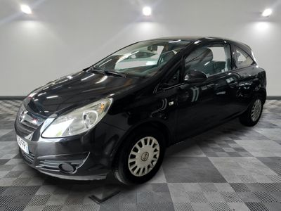 la photo d'une voiture noire garée dans un garage