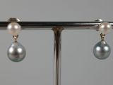 boucles d'oreilles en forme de goutte de perle, montées sur une tige en argent, sur fond blanc