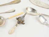 many spoons and spoon spoons that are on the table