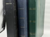 trois livres posés l'un à côté de l'autre sur une table