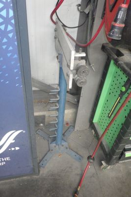 une enseigne bleue et blanche sur le côté d'un immeuble
