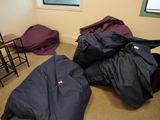 deux poufs et deux chaises dans un coin de la pièce