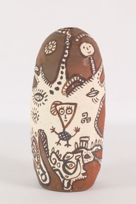 un vase marron et blanc orné d'un motif