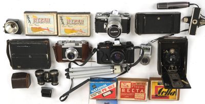 a lot of old cameras and other items that are on the table