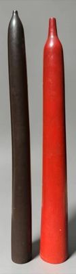 deux vases rouges et noirs posés l'un à côté de l'autre sur une table