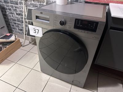 une photo d'une machine à laver dans une cuisine