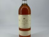 une bouteille de vin posée sur une table blanche