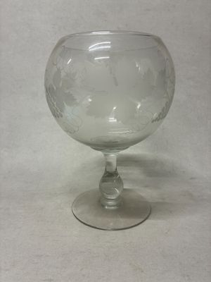 un saladier en verre transparent posé sur une table