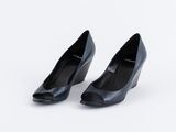 une paire de chaussures noires à talons hauts sur fond blanc