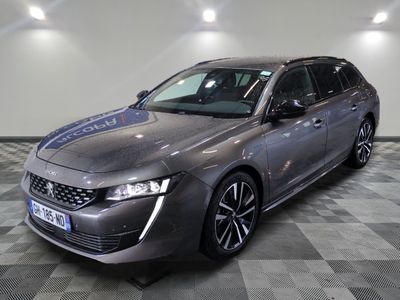 la voiture grise est garée sur un sol en damier dans le garage