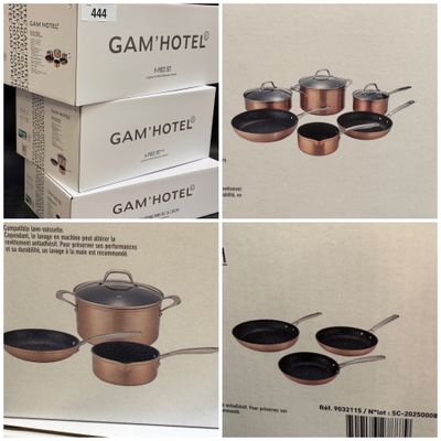 plusieurs photos de casseroles et de poêles exposées dans un magasin