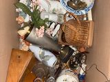 une boîte remplie d'objets divers