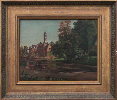 une peinture à l'huile représentant une église au bord d'un lac, avec des arbres en arrière-plan