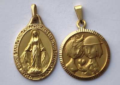 deux pendentifs en or représentant la Vierge à l'Enfant