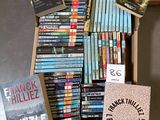 beaucoup de livres dans une boîte sur la table