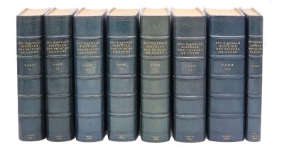 les livres sont alignés sur une surface blanche