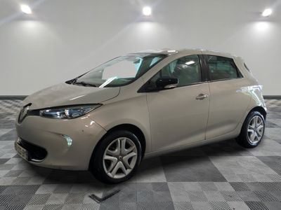 une photo d'une Toyota Yaris beige garée dans un showroom