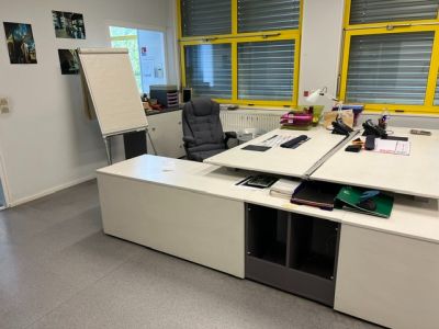 un bureau avec une chaise et un tableau blanc dans une pièce