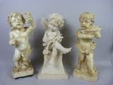 trois statues de chérubins et un Cupidon tenant une flûte