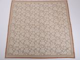 gros plan d'un tapis sur une table à fond blanc