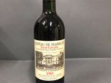 une bouteille de vin posée sur une table