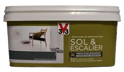 un gros plan sur un seau de peinture sur fond blanc
