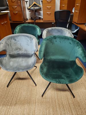 trois chaises dans une pièce, avec un tapis et un bureau à l'arrière-plan