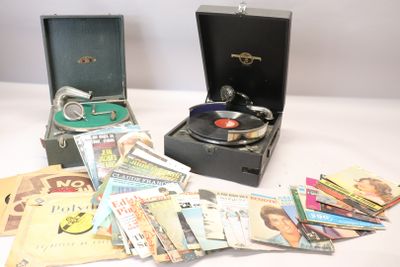 un tourne-disque et un autre tourne-disque placés l'un à côté de l'autre