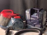 une photo d'une table sur laquelle se trouvent un aspirateur et d'autres objets