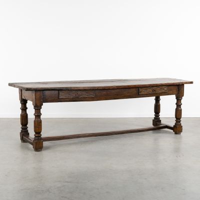 une vieille table en bois surmontée d'un tiroir