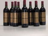 six bouteilles de vin sont alignées sur une surface blanche