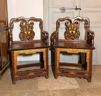 deux chaises assises l'une à côté de l'autre sur le sol