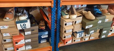 de nombreuses boîtes de chaussures sur les étagères du magasin