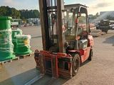 un chariot élévateur à fourche garé dans un parking