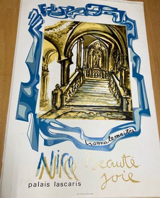 une photo d'un livre posé sur une table, avec une photo d'un escalier